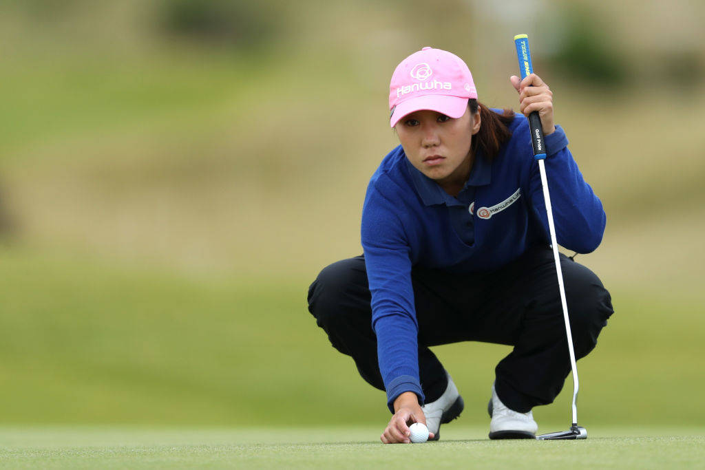 I K Kim lines up a putt at Kingsbarns in 2017